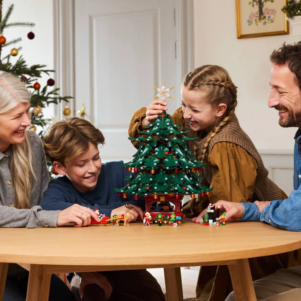 Decoratieve kerstboom voor het hele gezin