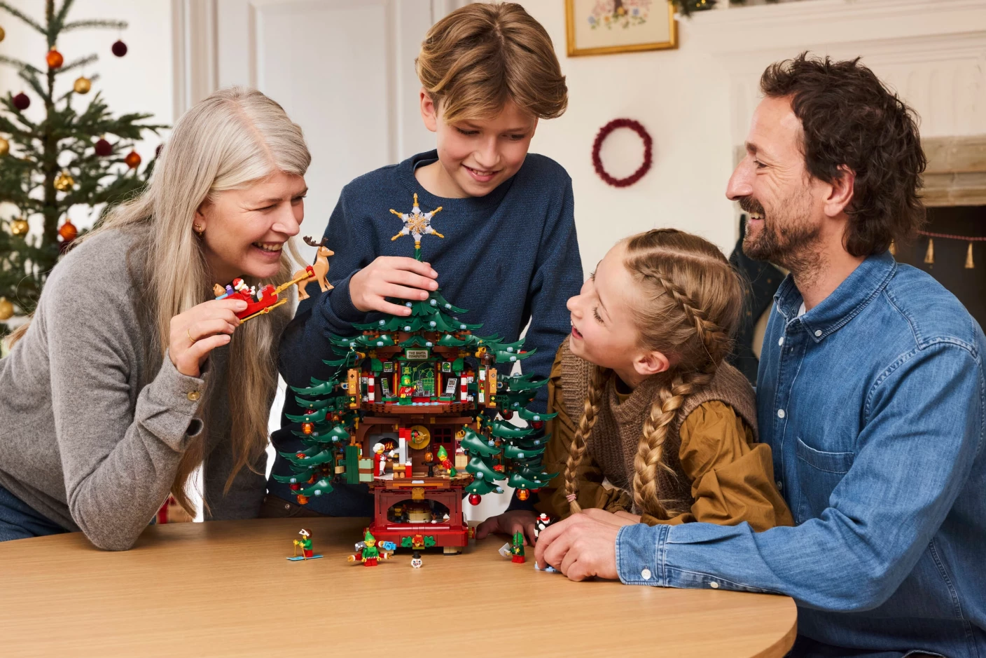 Decoratieve kerstboom voor het hele gezin