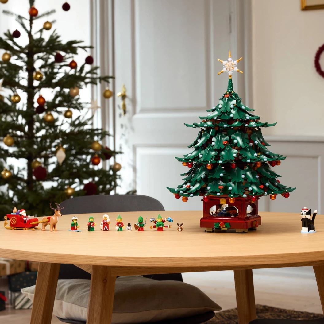 Decoratieve kerstboom voor het hele gezin