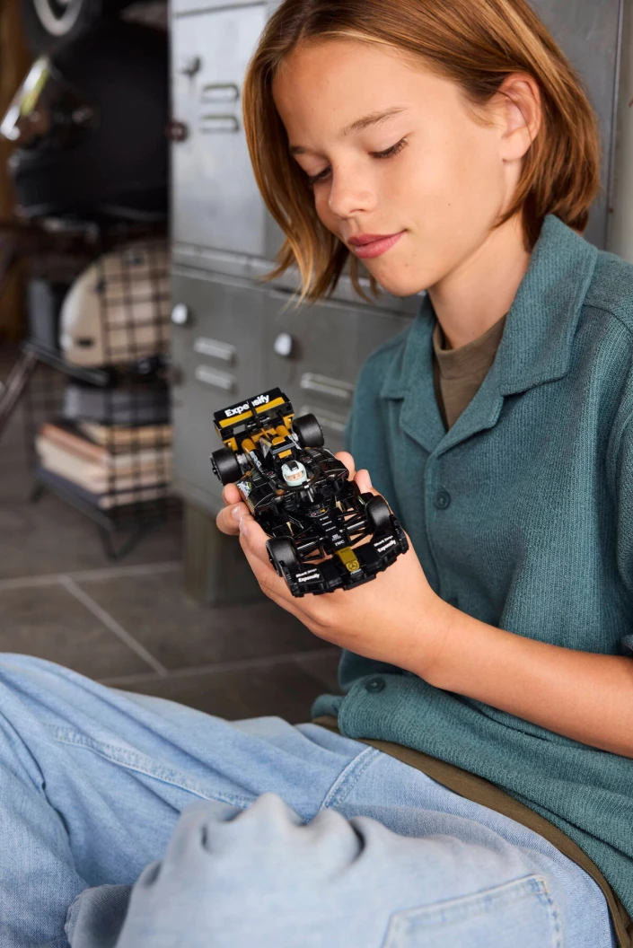 APXGP team racewagen uit F1 The Movie