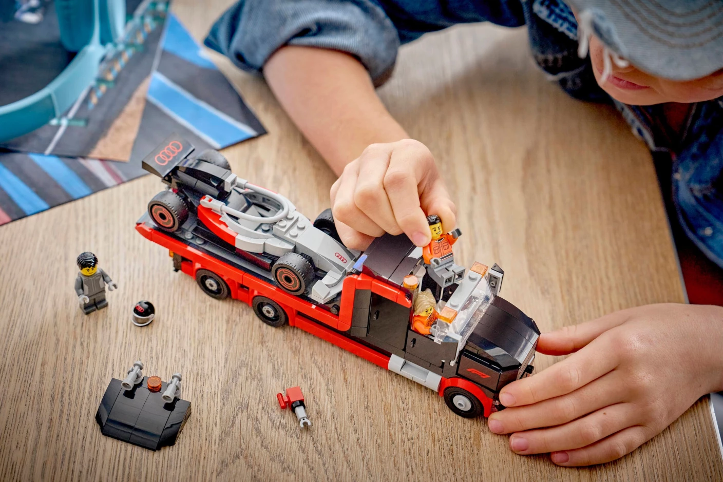 F1 displaytruck met Audi F1 racewagen