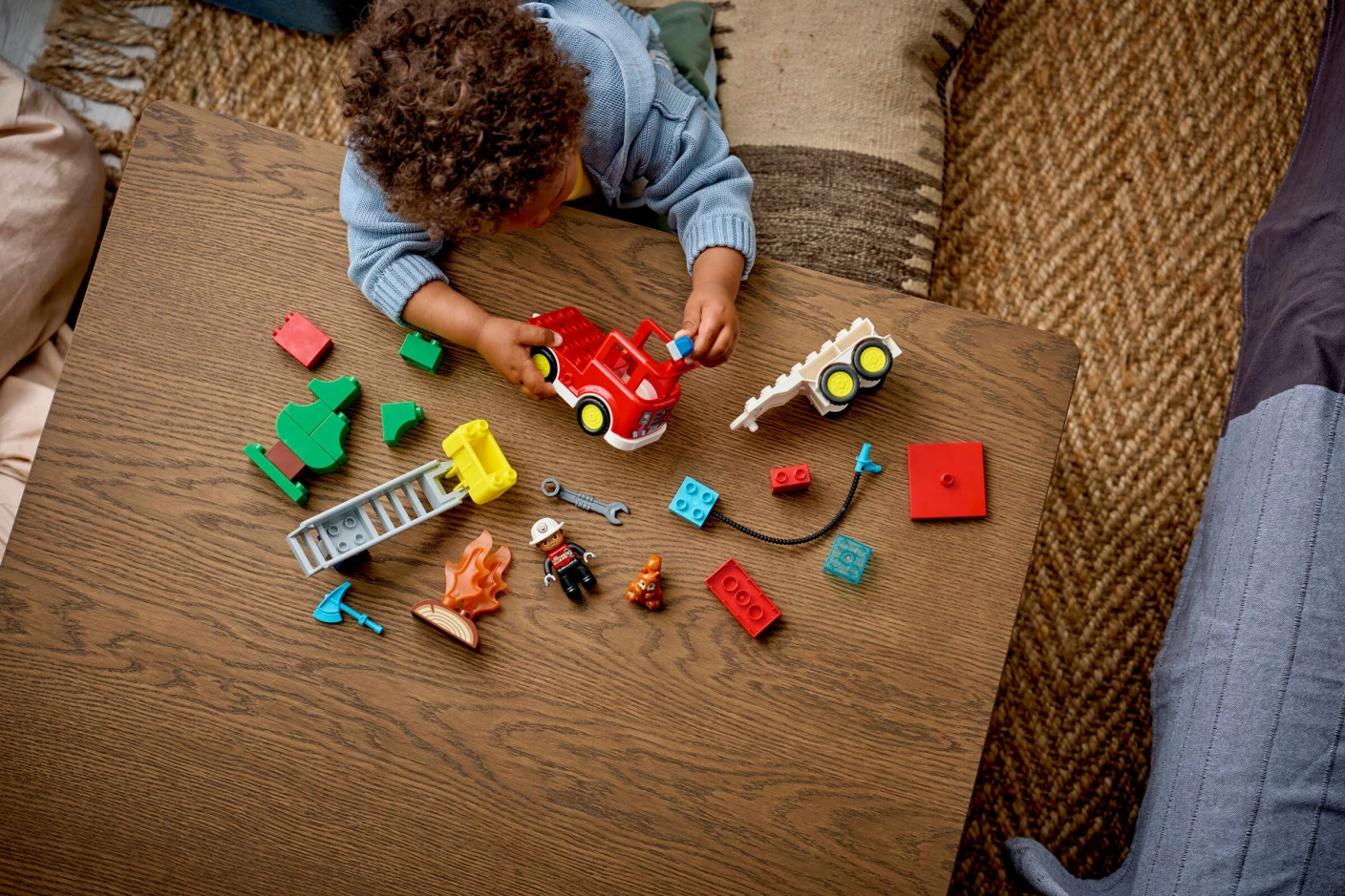 Brandweertruck met slang en brandweerman