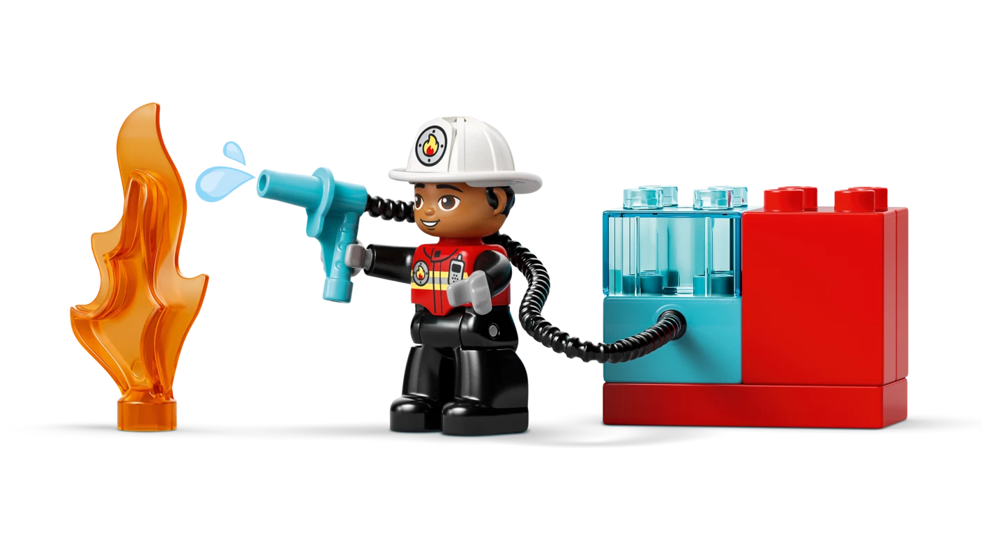 Brandweertruck met slang en brandweerman