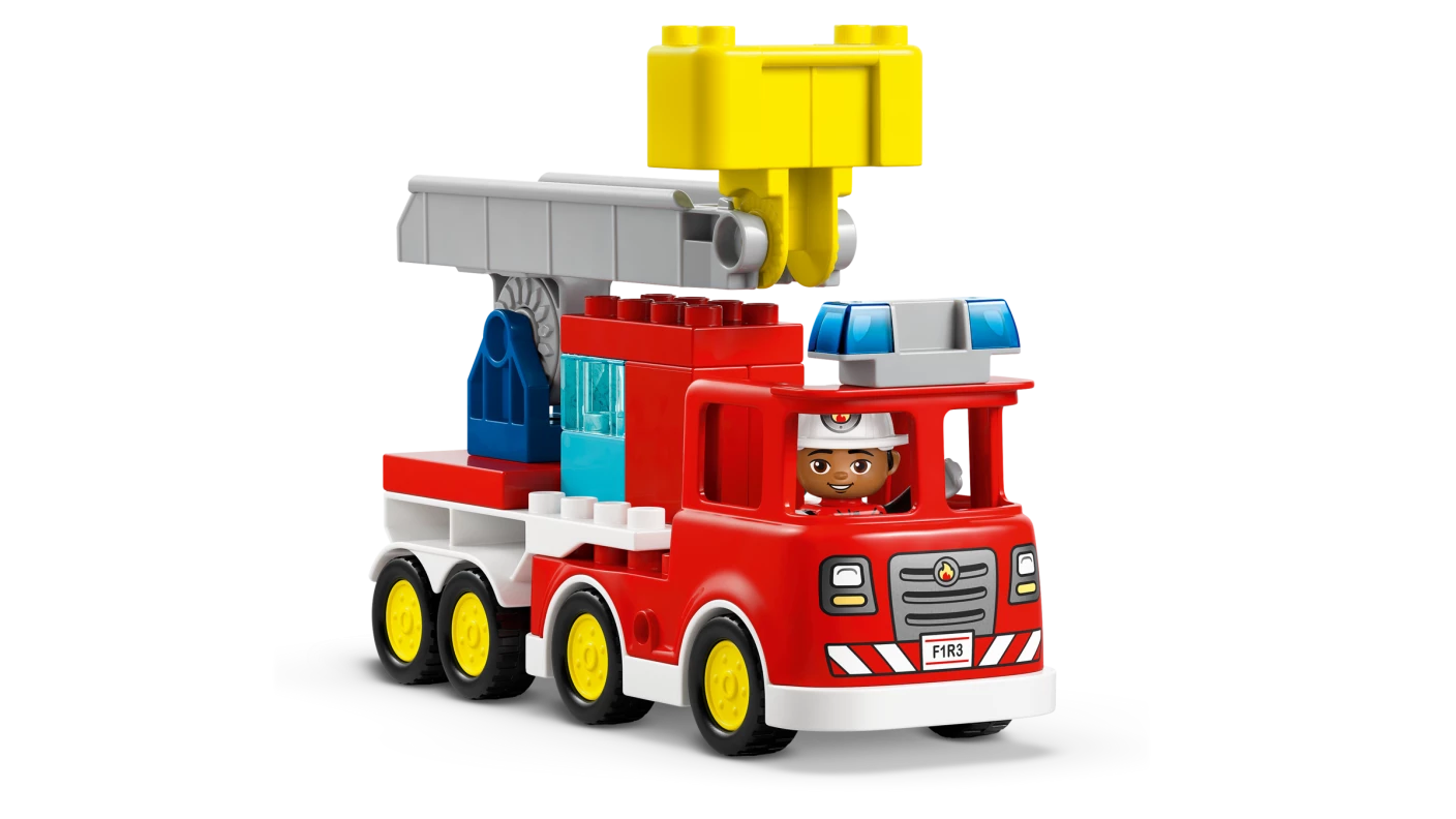 Brandweertruck met slang en brandweerman