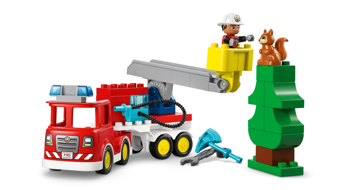 Brandweertruck met slang en brandweerman