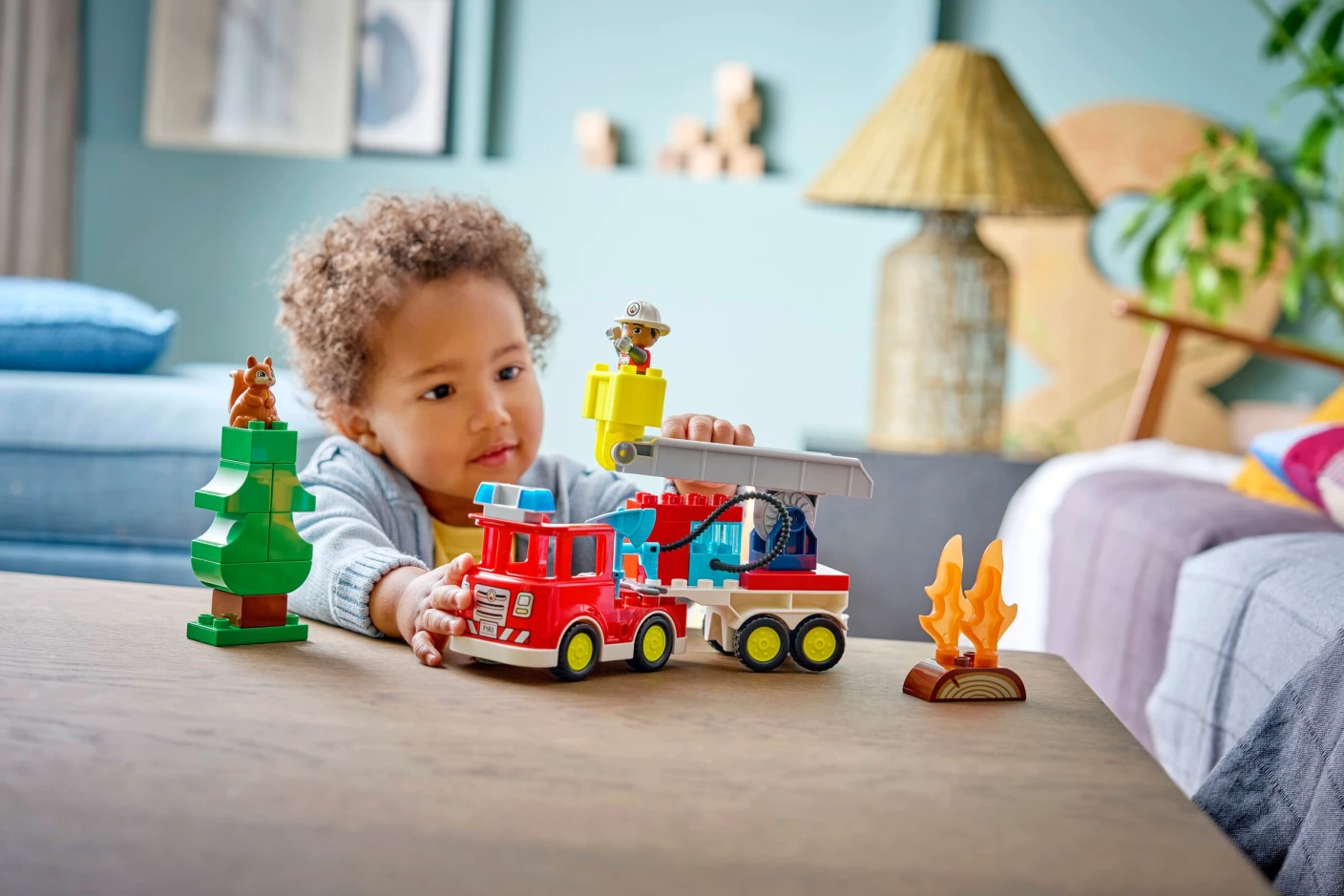 Brandweertruck met slang en brandweerman