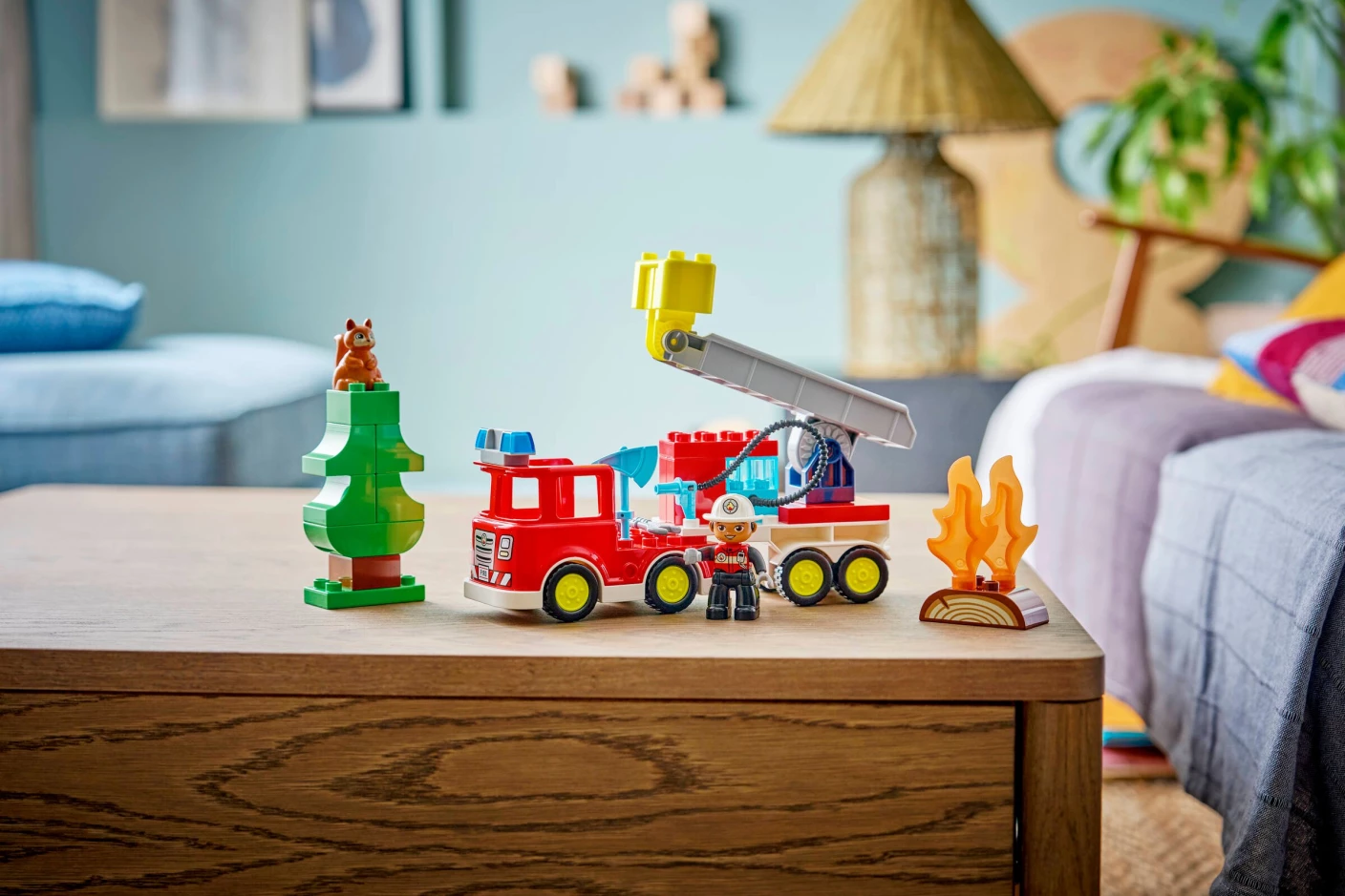 Brandweertruck met slang en brandweerman