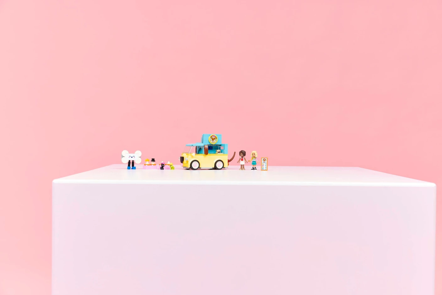 Bestelwagen met dierenaccessoires