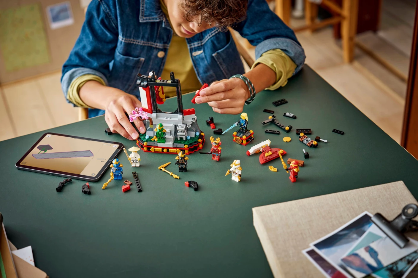 15-jarig jubileum: Display met ninjapersonages