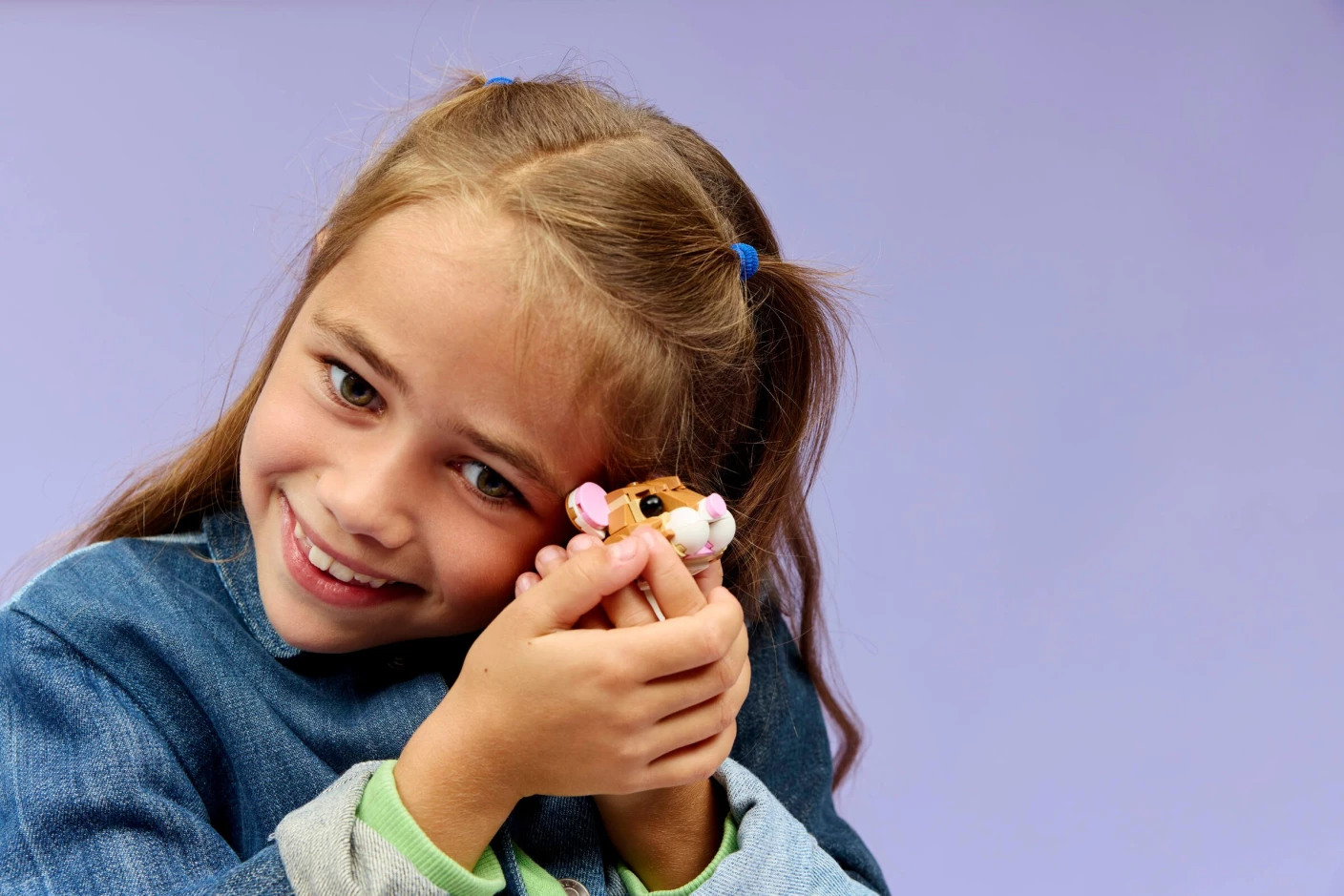 Schattige hamster met bloem