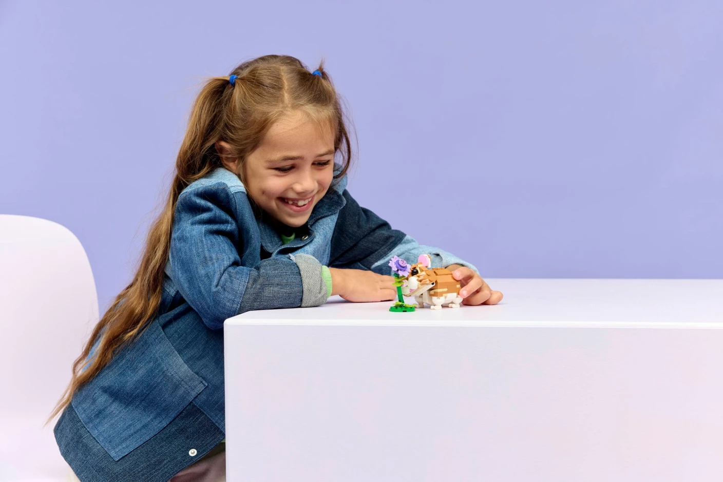 Schattige hamster met bloem