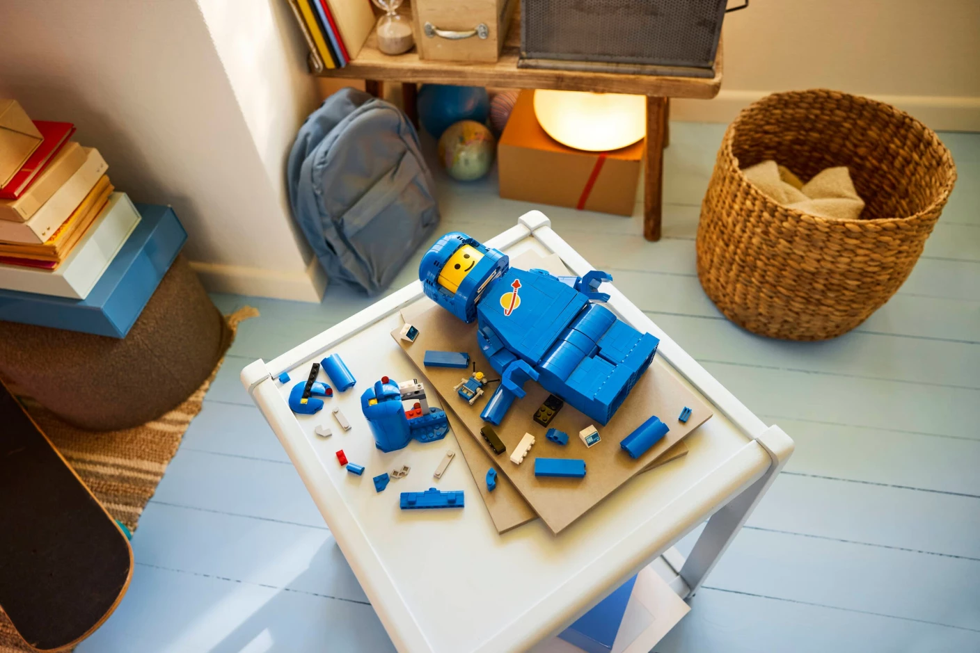 Grote blauwe minifiguur van een astronaut