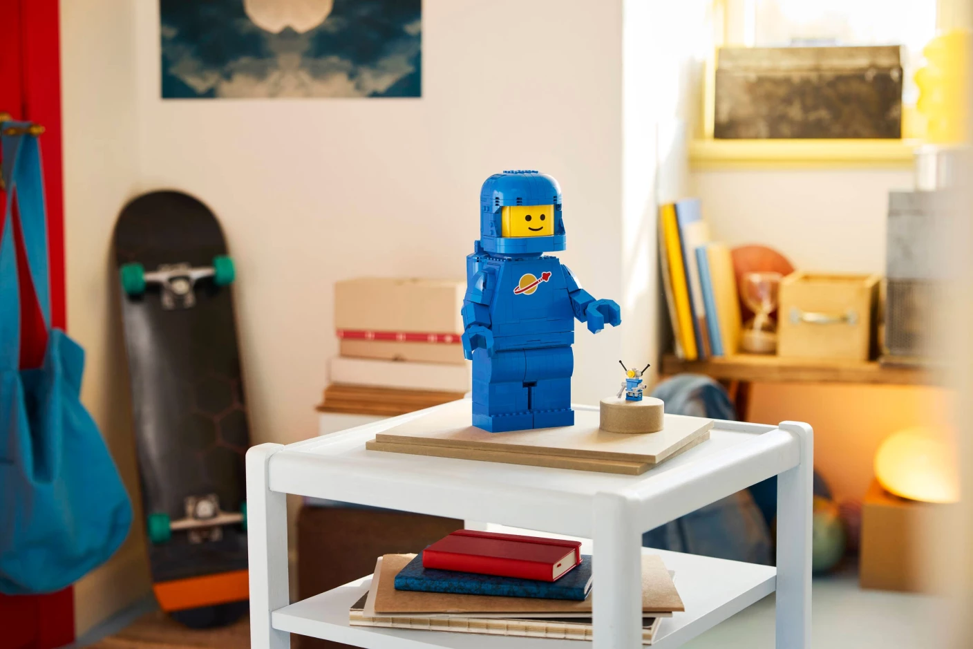 Grote blauwe minifiguur van een astronaut
