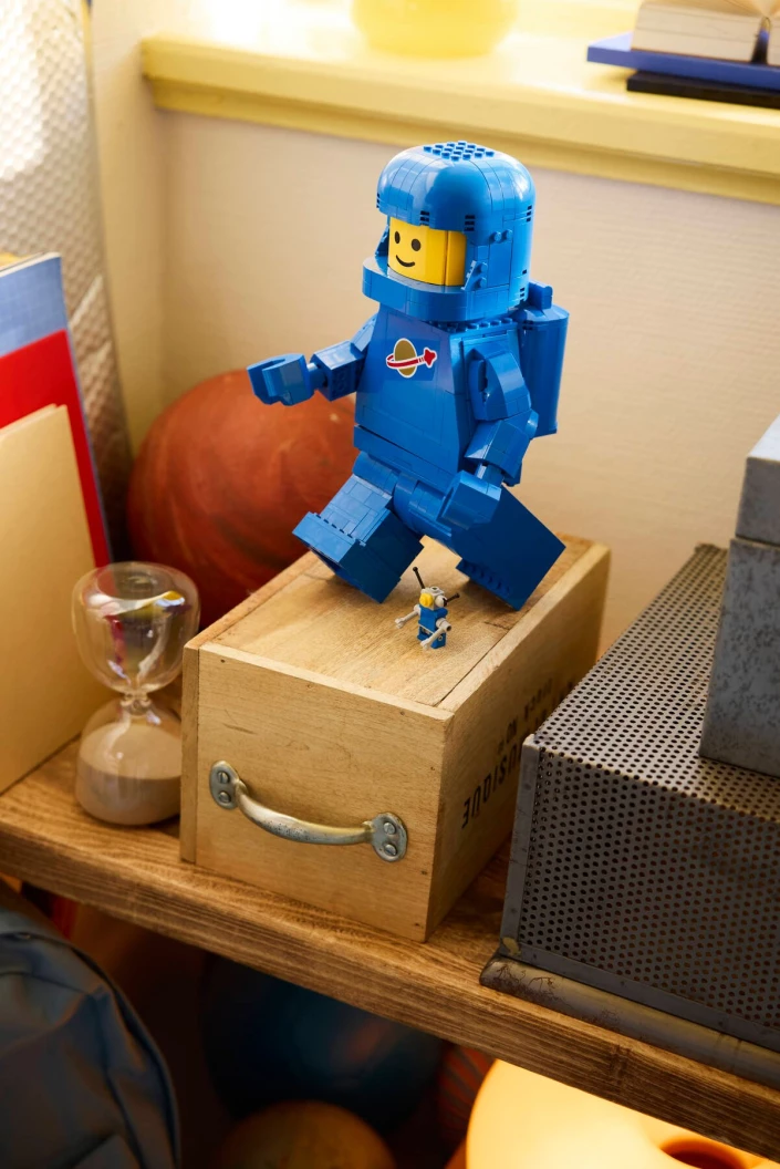 Grote blauwe minifiguur van een astronaut