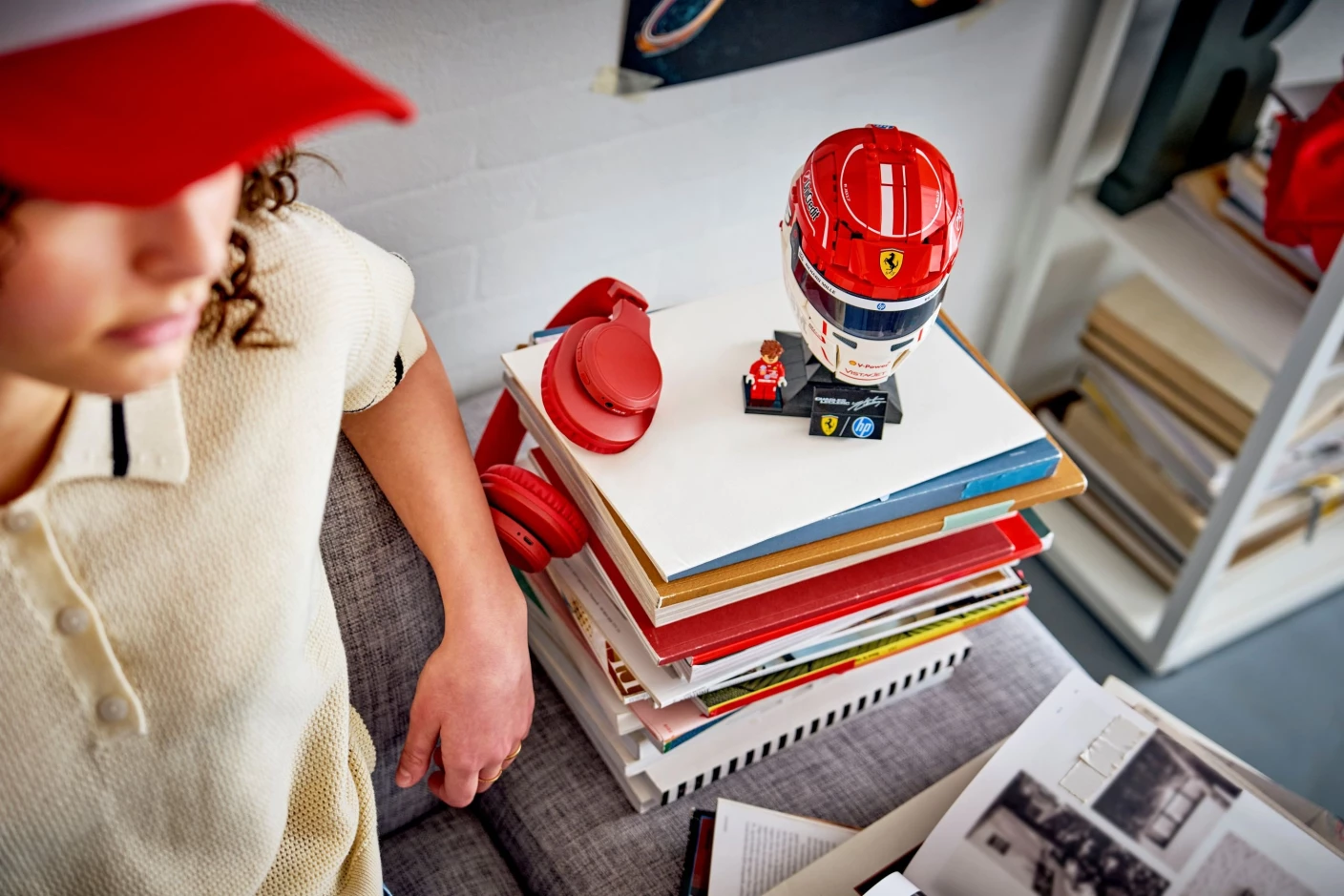Scuderia Ferrari HP helm van Charles Leclerc