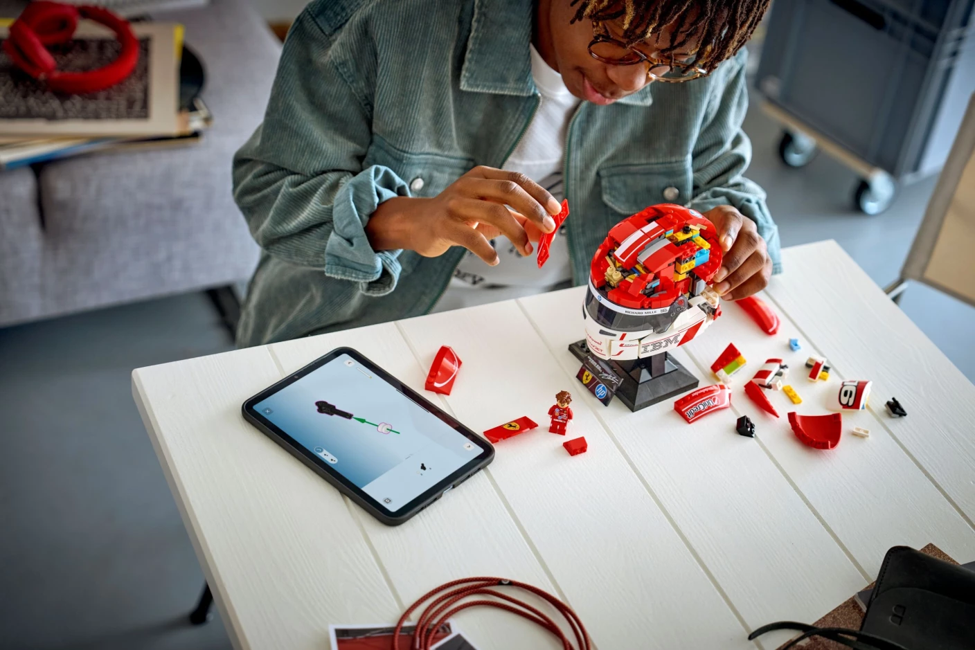 Scuderia Ferrari HP helm van Charles Leclerc