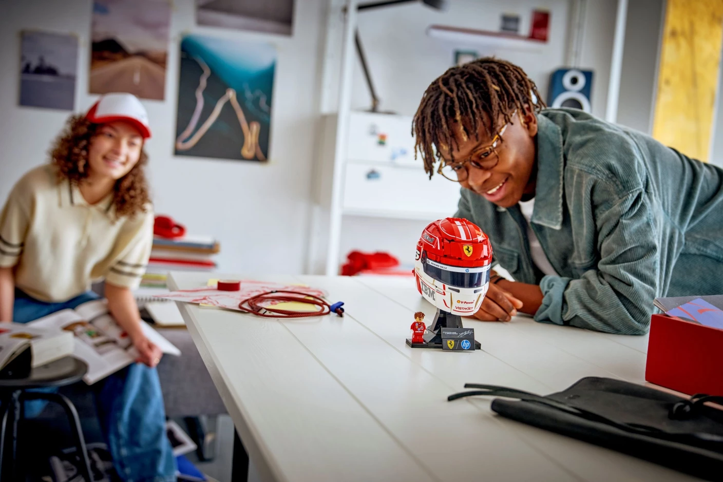 Scuderia Ferrari HP helm van Charles Leclerc