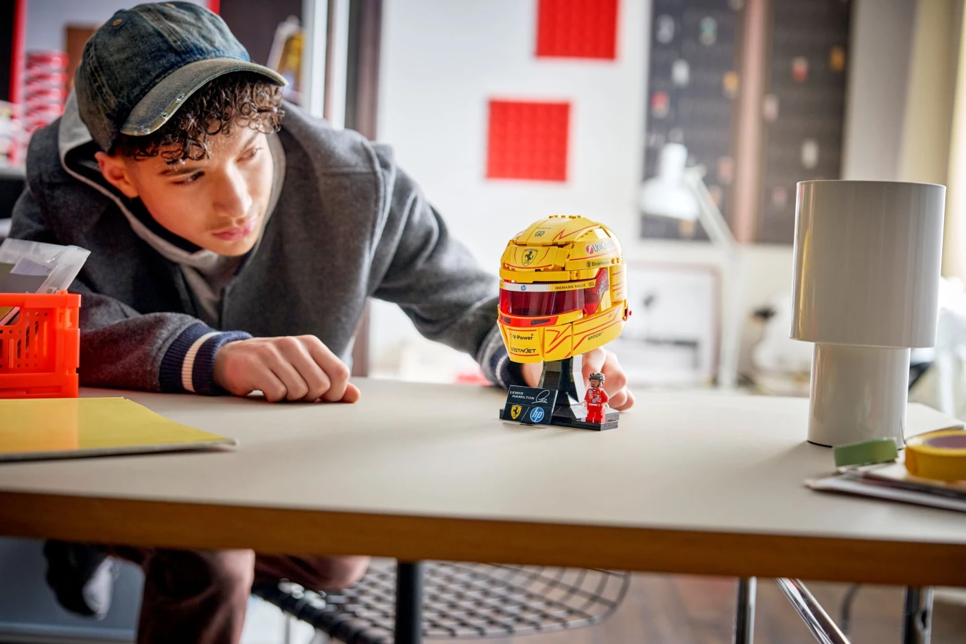 Scuderia Ferrari HP helm van Lewis Hamilton