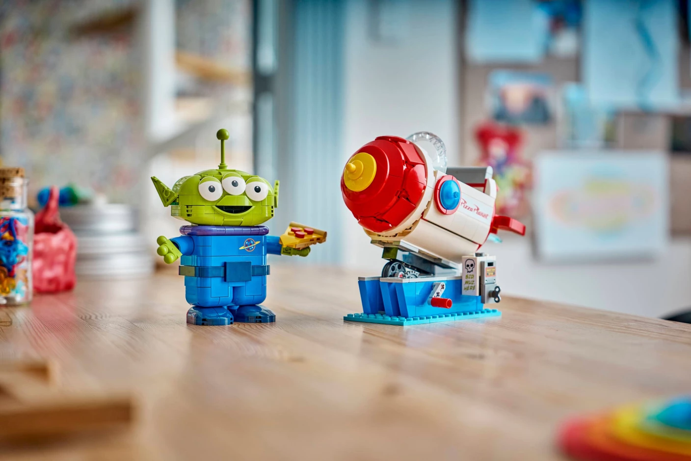 Alien met Pizza Planet raket