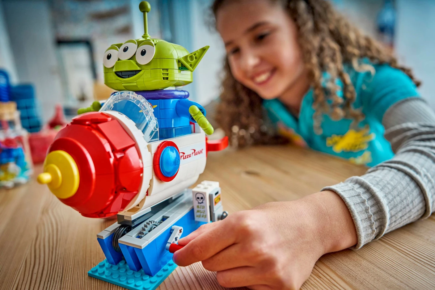 Alien met Pizza Planet raket