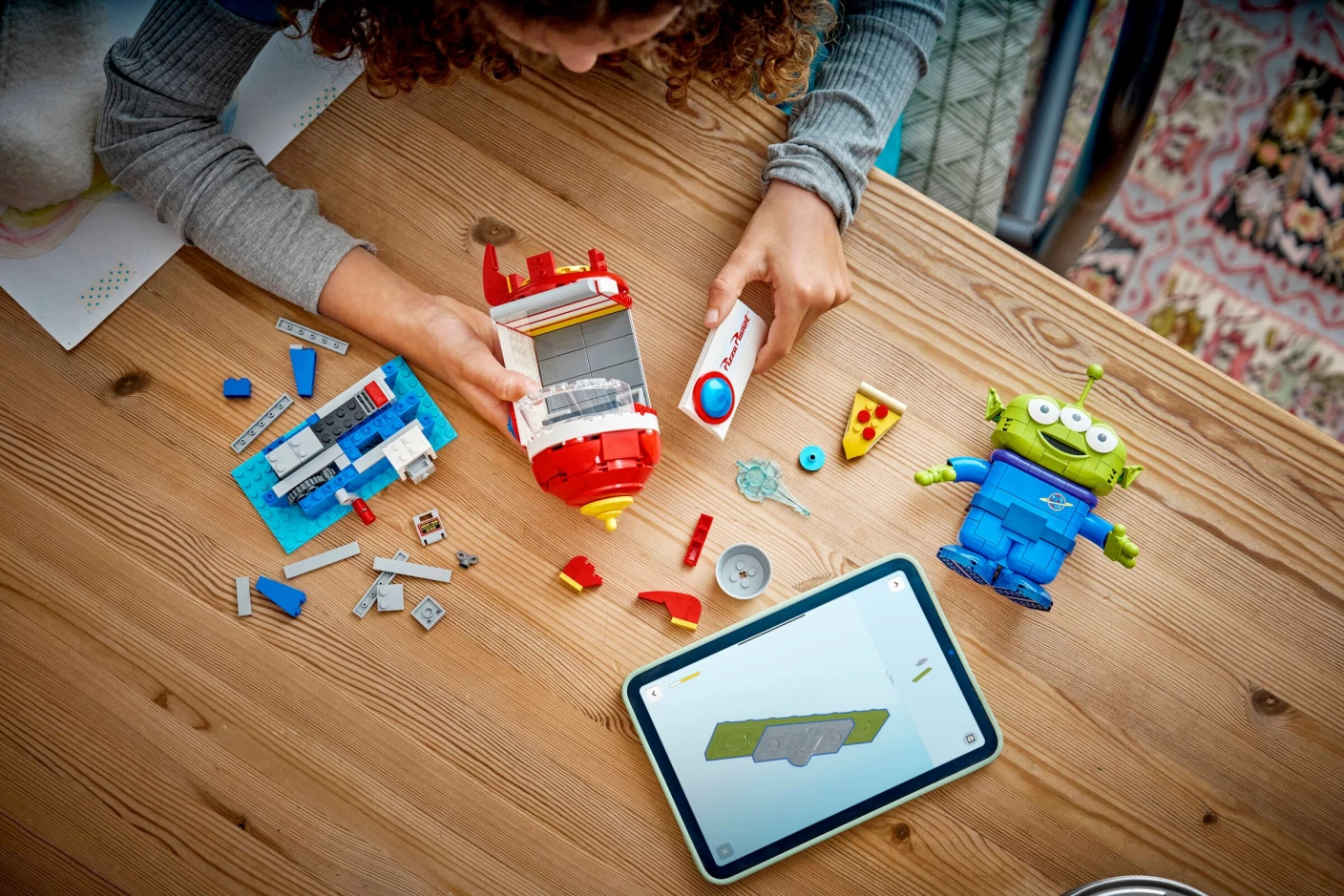 Alien met Pizza Planet raket