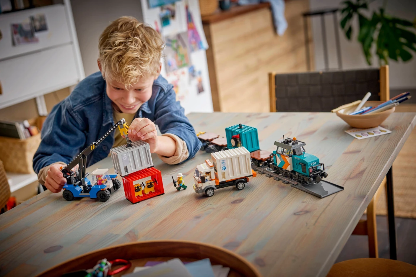Containertrein met kraan en vrachtwagen