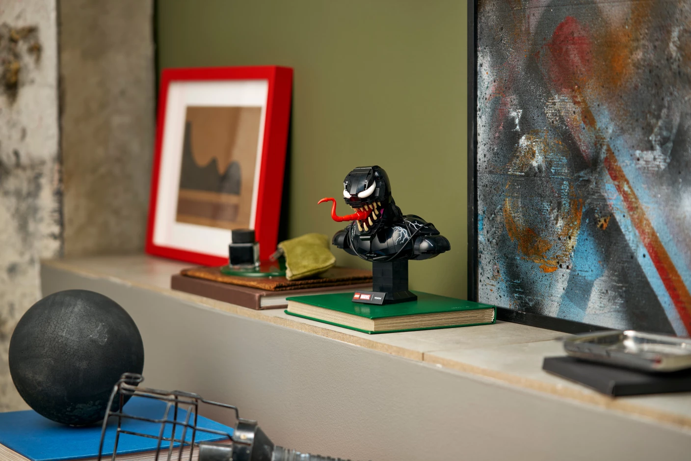 Venom buste