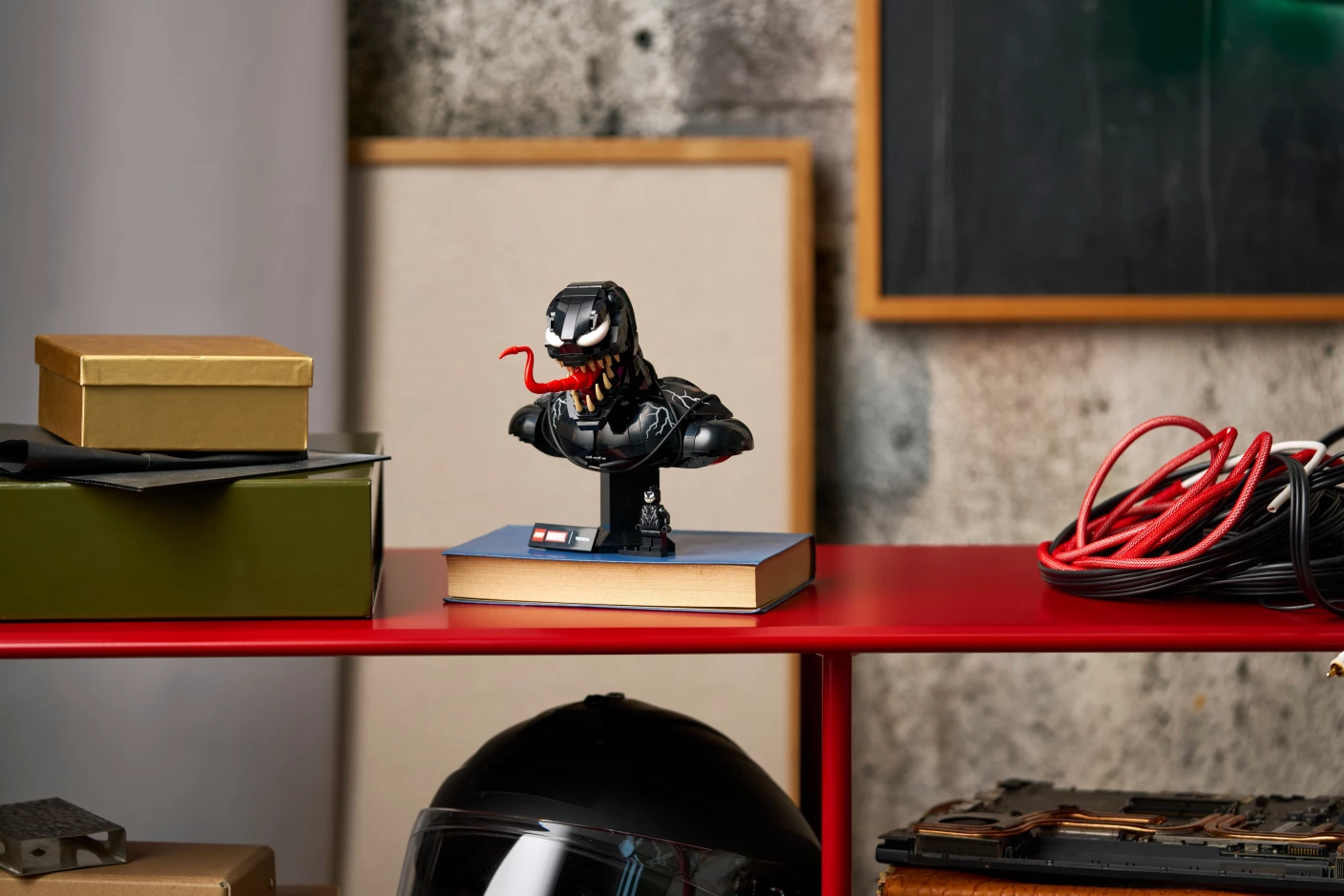 Venom buste