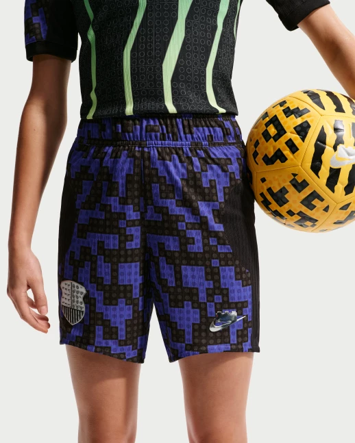 Nike x LEGO collectie Aero-FIT short voor oudere kinderen