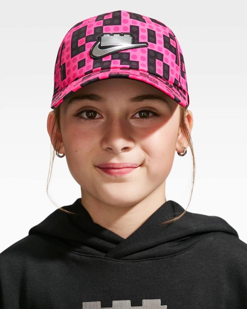 Nike x LEGO collectie pet voor oudere kinderen