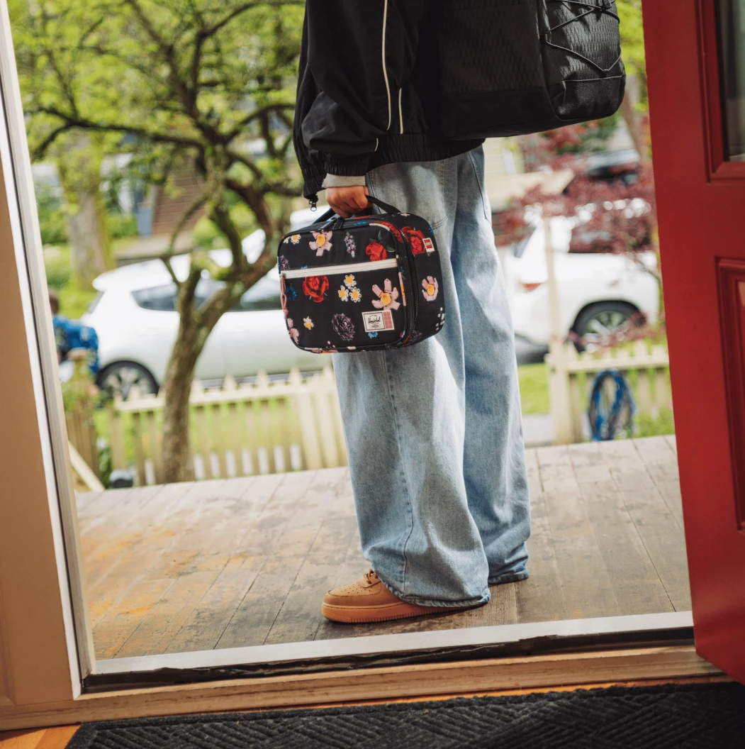 Pop Quiz lunchbox Little Herschel - dwarrelende bloemen