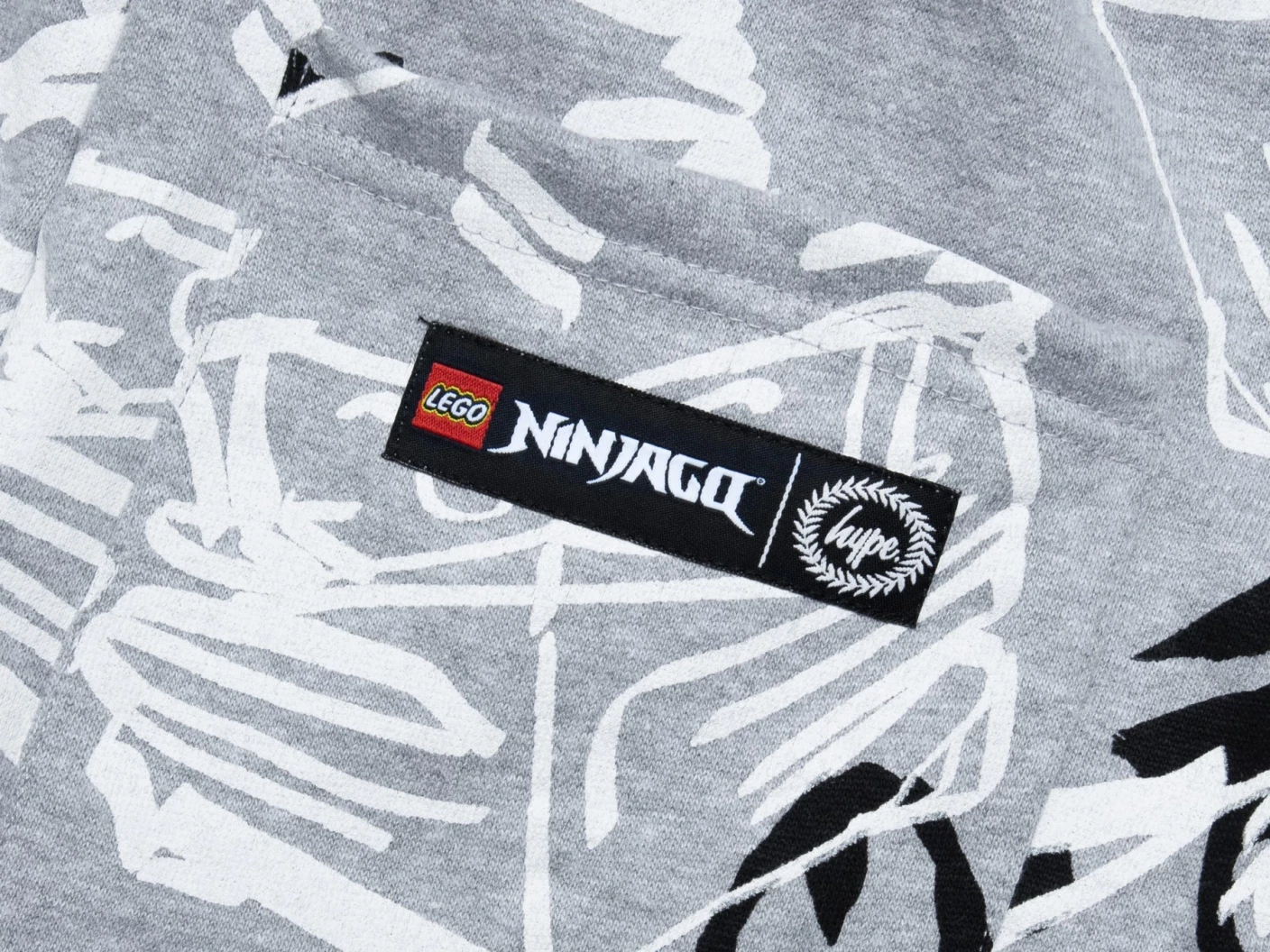 HYPE X LEGO® NINJAGO® grijze Just Hype joggingbroek met gezichten voor volwassenen