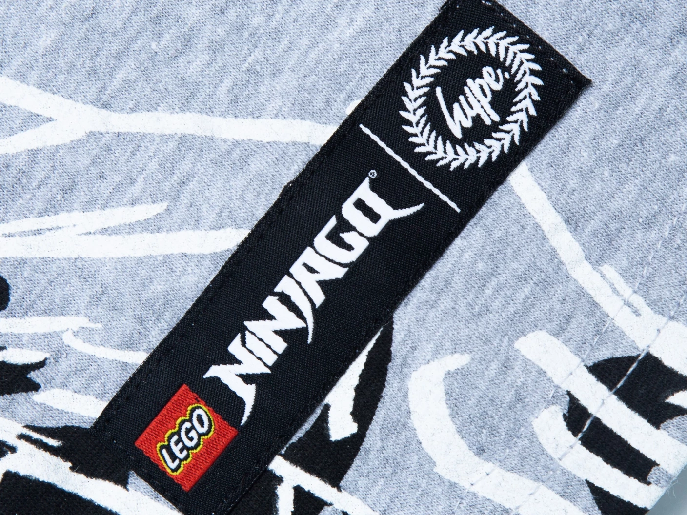 HYPE X LEGO® NINJAGO® grijs Just Hype T-shirt met gezichten voor kinderen