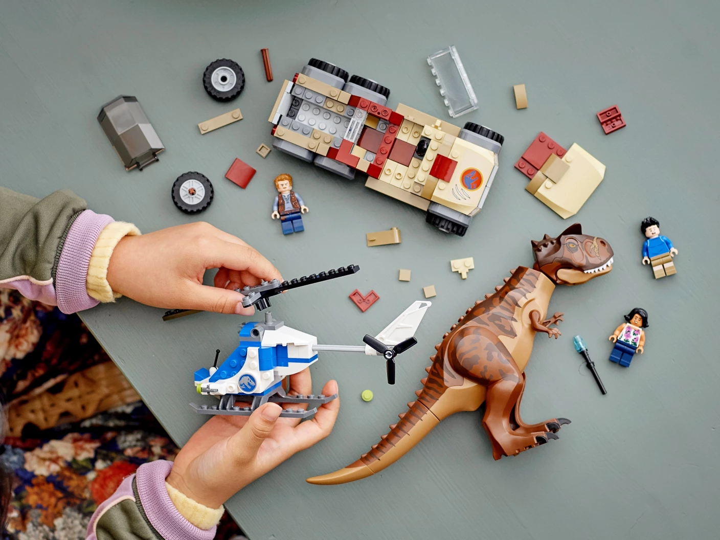 Achtervolging van dinosaurus Carnotaurus